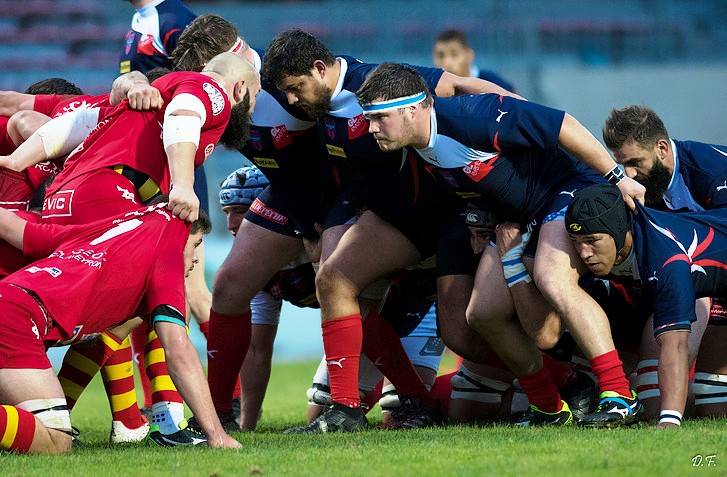 Benoît, au centre de la 1ère ligne Blagnacaise, ici contre Rodez ! (photo D.F. site internet du club)