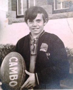 18 - Serge à lécole primaire avec le Ballon et sur le survet sa passion un logo Ping Pong